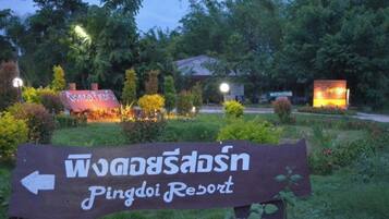 Señal para el Pingdoh Resort con flechas direccionales.
