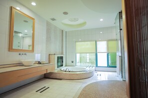 Classic Double Room | Bathroom | Shower, free toiletries, hair dryer, slippers - OHYA Chain Boutique Motel-Xinying (Tainan)