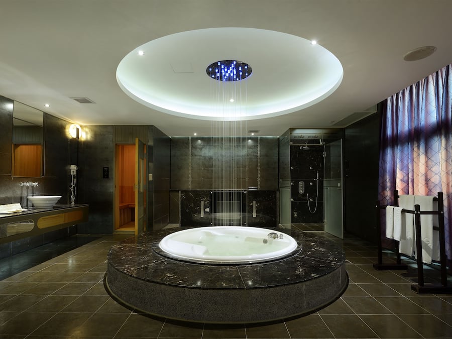 Kamar Double Deluks | Kamar mandi | Shower, perlengkapan mandi gratis, pengering rambut, dan sandal