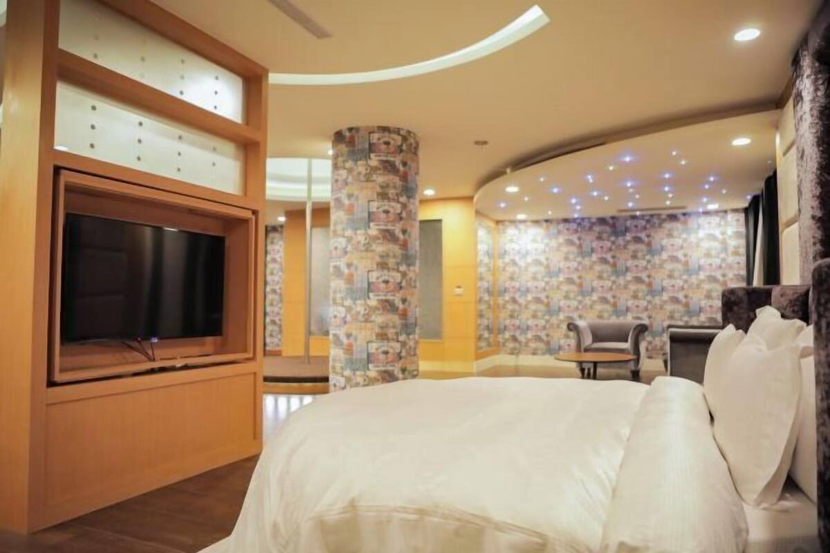 Premium bedding, minibar, desk, blackout curtains