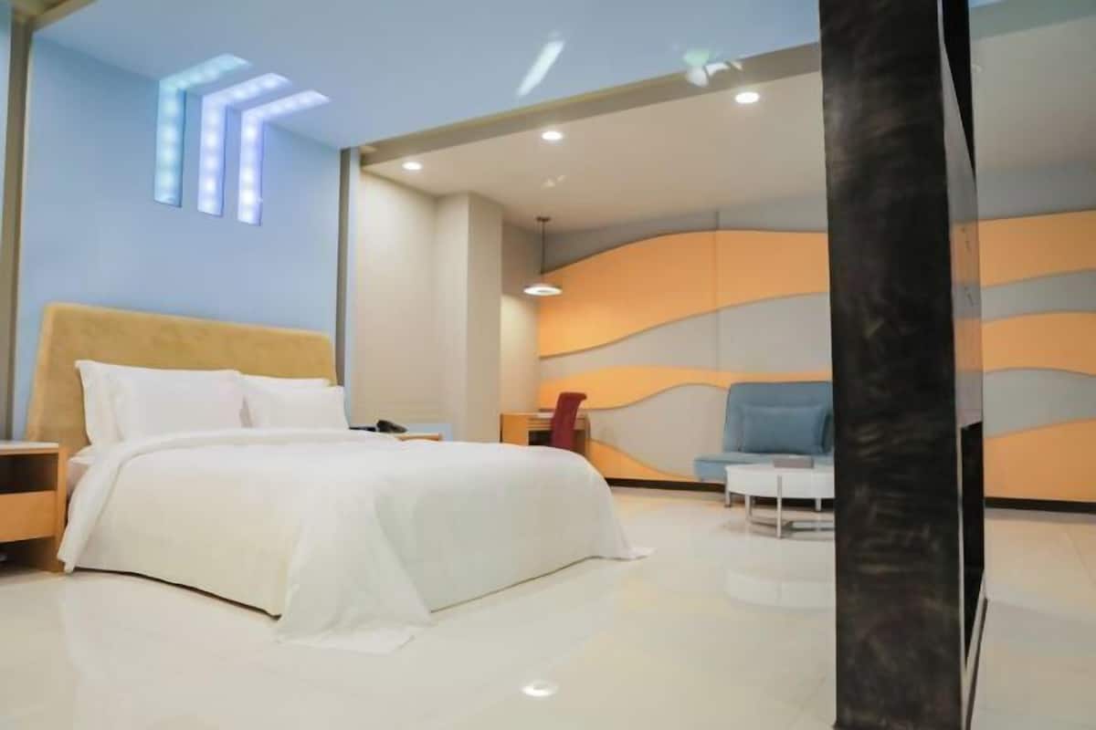 Premium bedding, minibar, desk, blackout curtains