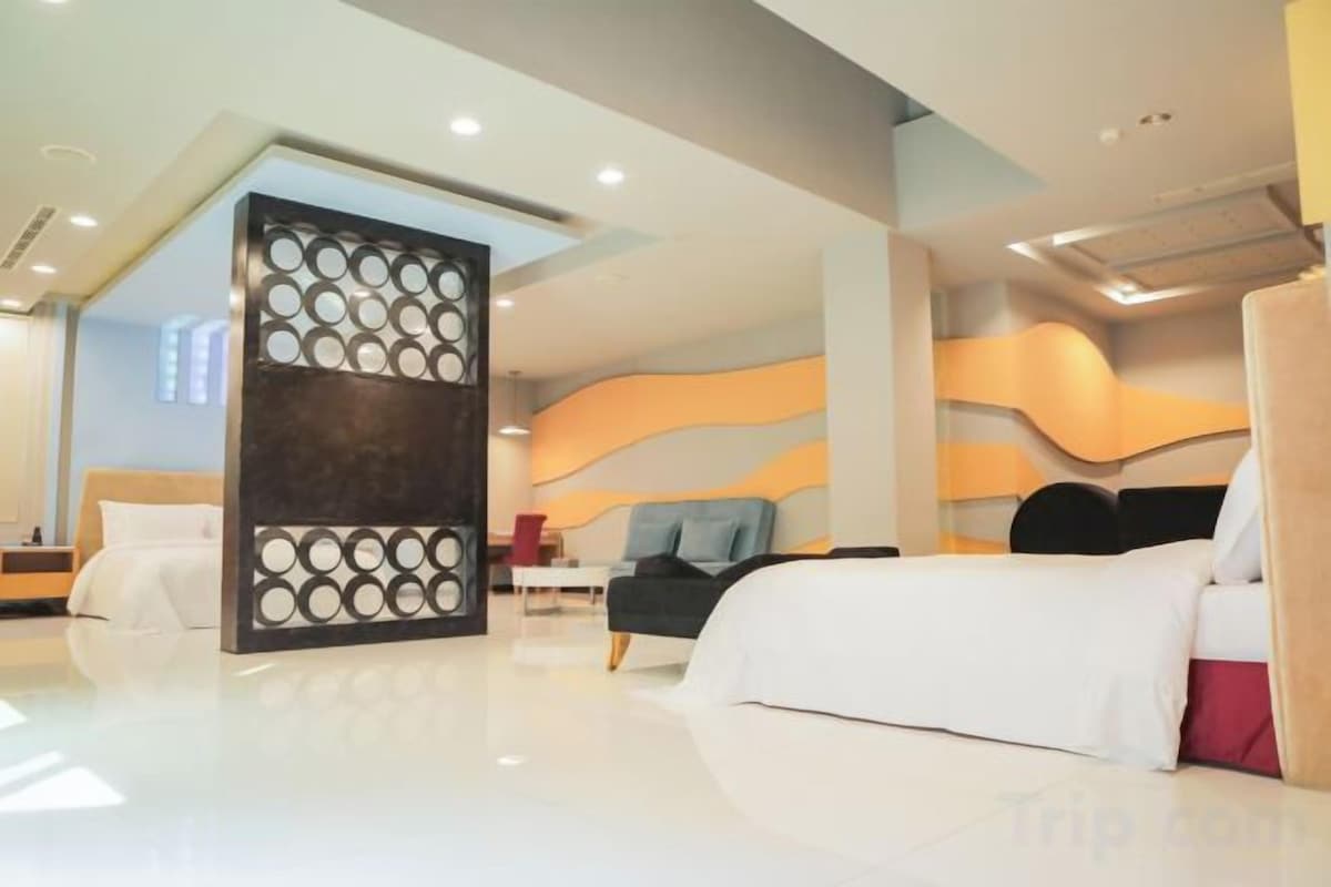Ropa de cama de alta calidad, minibar, escritorio y cortinas opacas