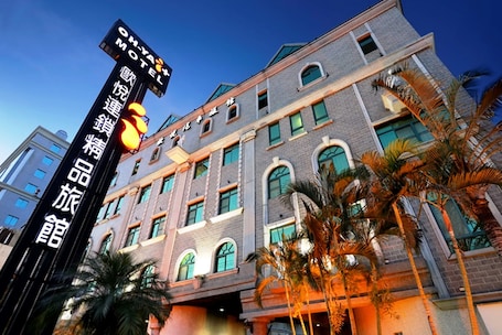 Fachada de la propiedad por la tarde o noche