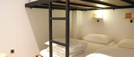 Habitación cuádruple | Wifi gratis y ropa de cama