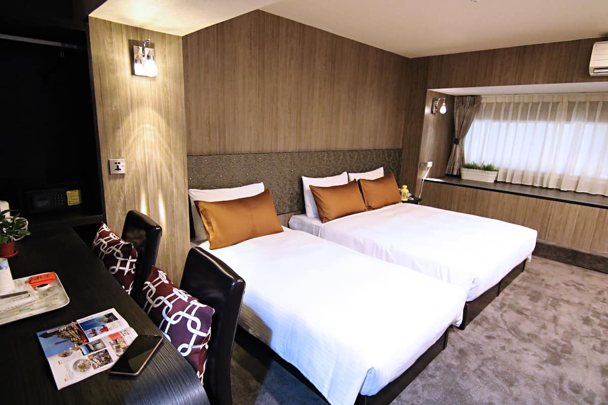 Elite Triple Room | In-room safe, desk, free WiFi, bed sheets