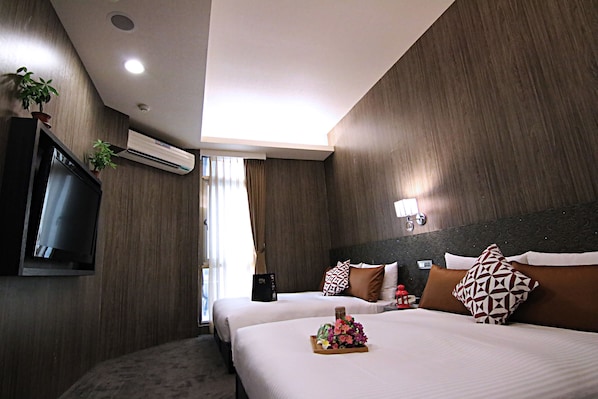 Family Room | In-room safe, desk, free WiFi, bed sheets - Ximen 101-s HOTEL (Taipei)