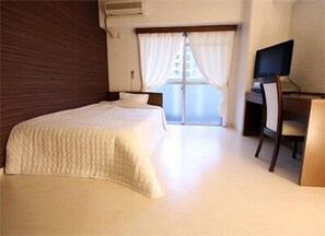 Studio Tiêu chuẩn, không hút thuốc, bếp nhỏ (Single / Semi Double Room, C/I by 8PM) | Bàn, màn/rèm cản sáng, truy cập Internet không dây miễn phí