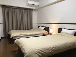 Chambre avec lits jumeaux, non-fumeur, cuisinette (Compact, Check-in by 8PM) | Bureau, rideaux d’obscurcissement, accès au Wi-Fi (inclus)