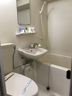 Een bad/douchecombinatie, een diep bad, gratis toiletartikelen
