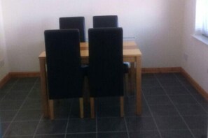 House, 4 Bedrooms | In-room dining
