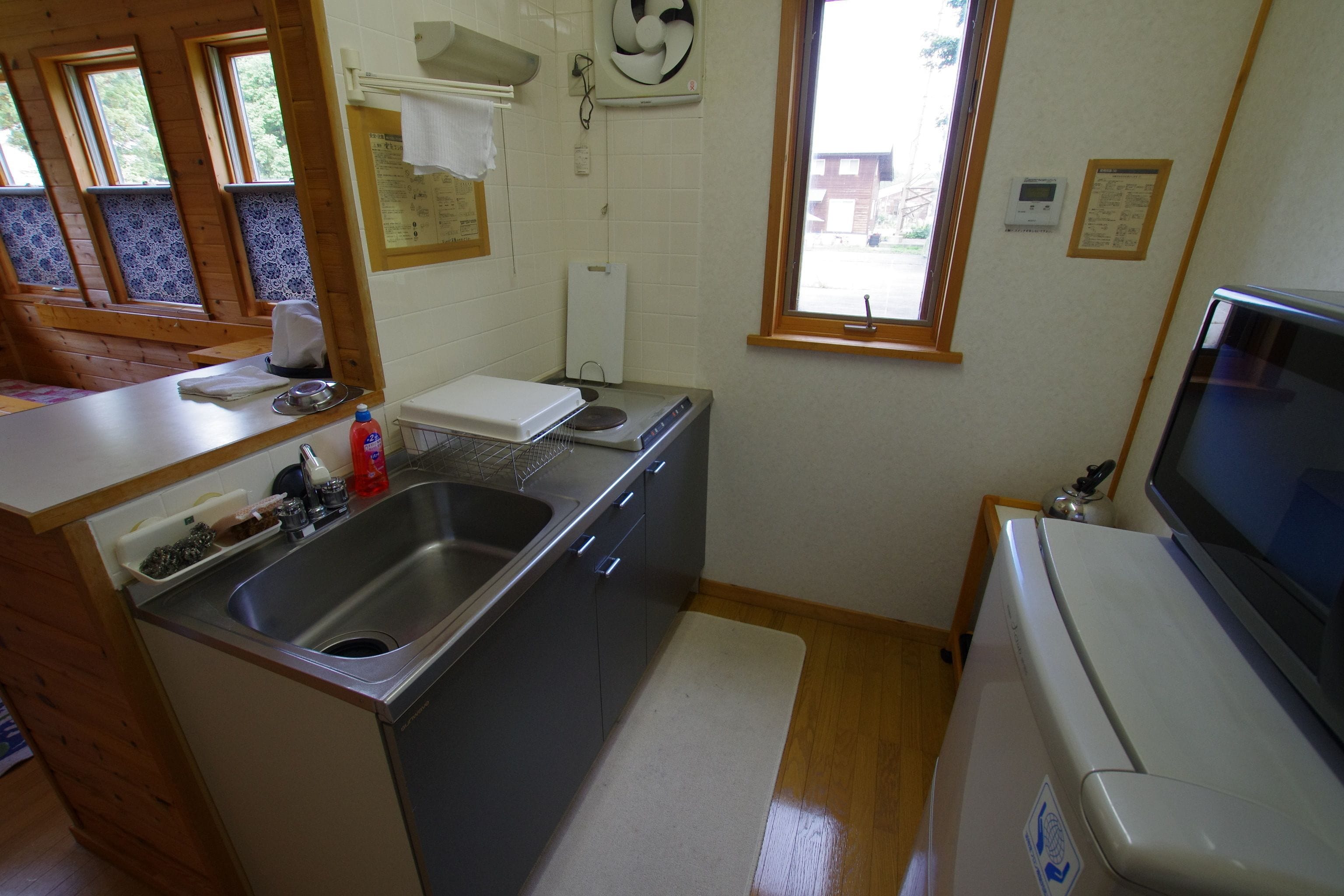 Casa rural | Cuina bàsica privada | Frigorífic, microones, placa de cuina i bullidora elèctrica 