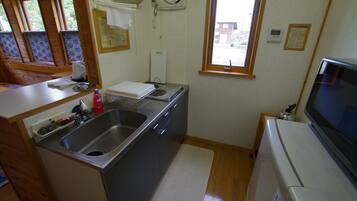 Småhus | Eget tekjøkken | Kjøleskap, mikrobølgeovn, kokeplater og vannkoker
