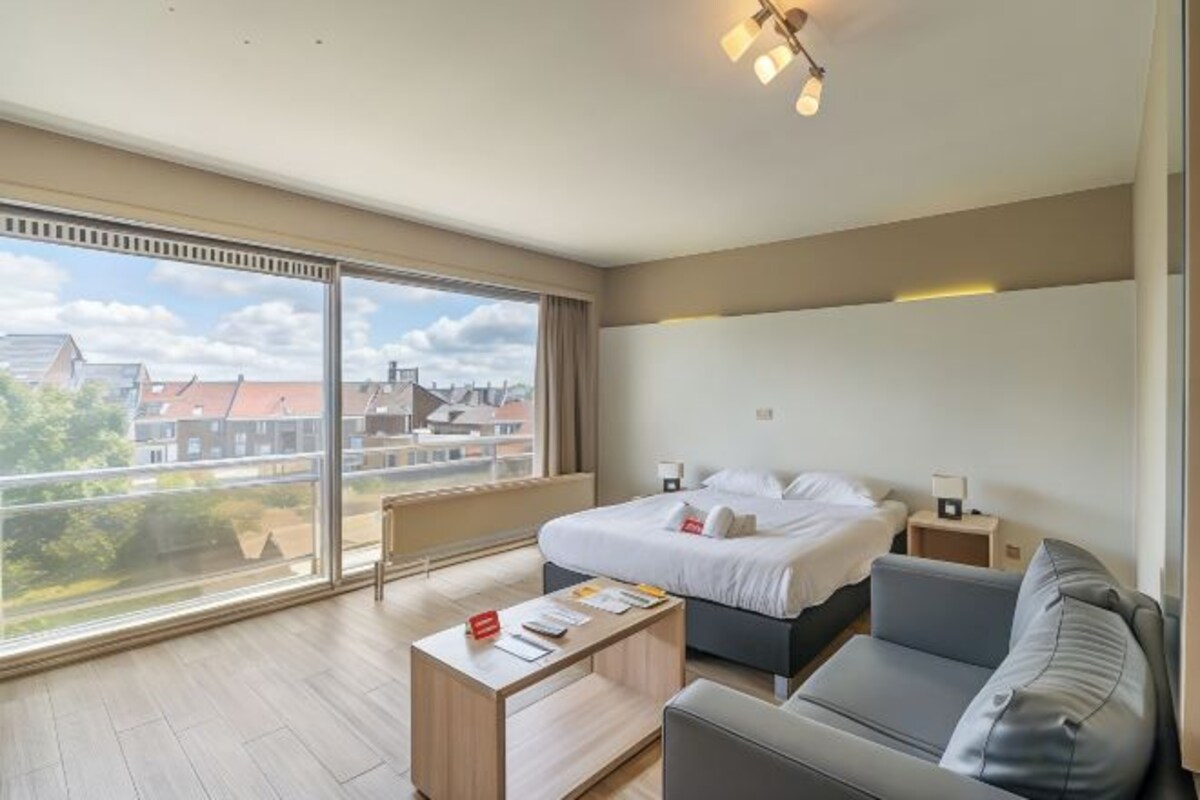 Desk, cribs (surcharge), rollaway beds (surcharge), WiFi (free)