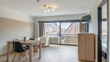 Executive One Bedroom Apartment with daily cleaning | Wohnbereich | Flachbildfernseher