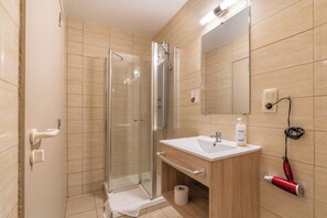 Standard Studio (Double) | Bathroom