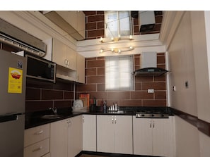 Full-size fridge, microwave, oven, stovetop - Cuddles Plus Apartments (Accra)