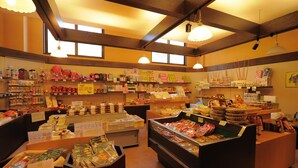 Un magasin bien éclairé, avec différents produits emballés exposés sur des étagères et des comptoirs.
