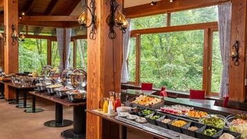 Petit déjeuner buffet (2783 JPY par personne)