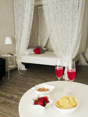 أغطية فراش متميزة وأسرّة مجانية قابلة للطي وواي فاي مجانًا