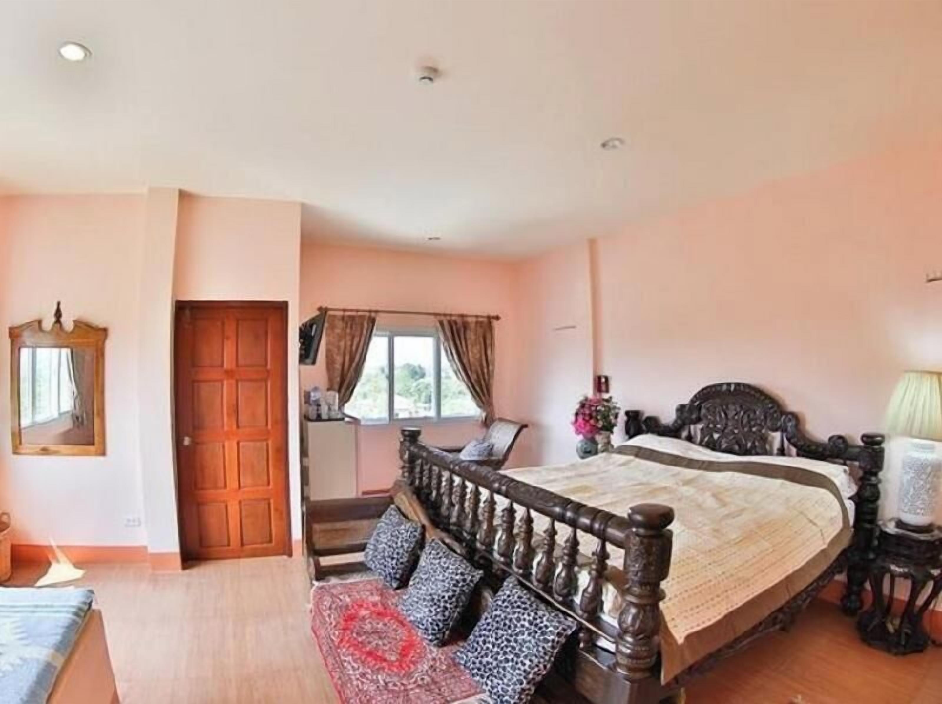 Free minibar items, soundproofing, free WiFi