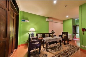 Suite | 客厅 | 32-英寸液晶电视 （配备有线频道）、电视