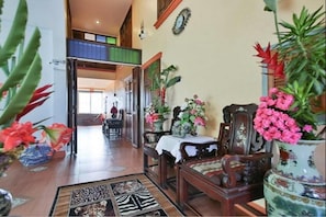 Lobby sitting area - Maesai Orchid Hotel (Mae Sai)