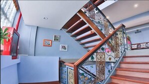 Eine Treppe mit aufwendigen Metallgeländern und Holzstufen.