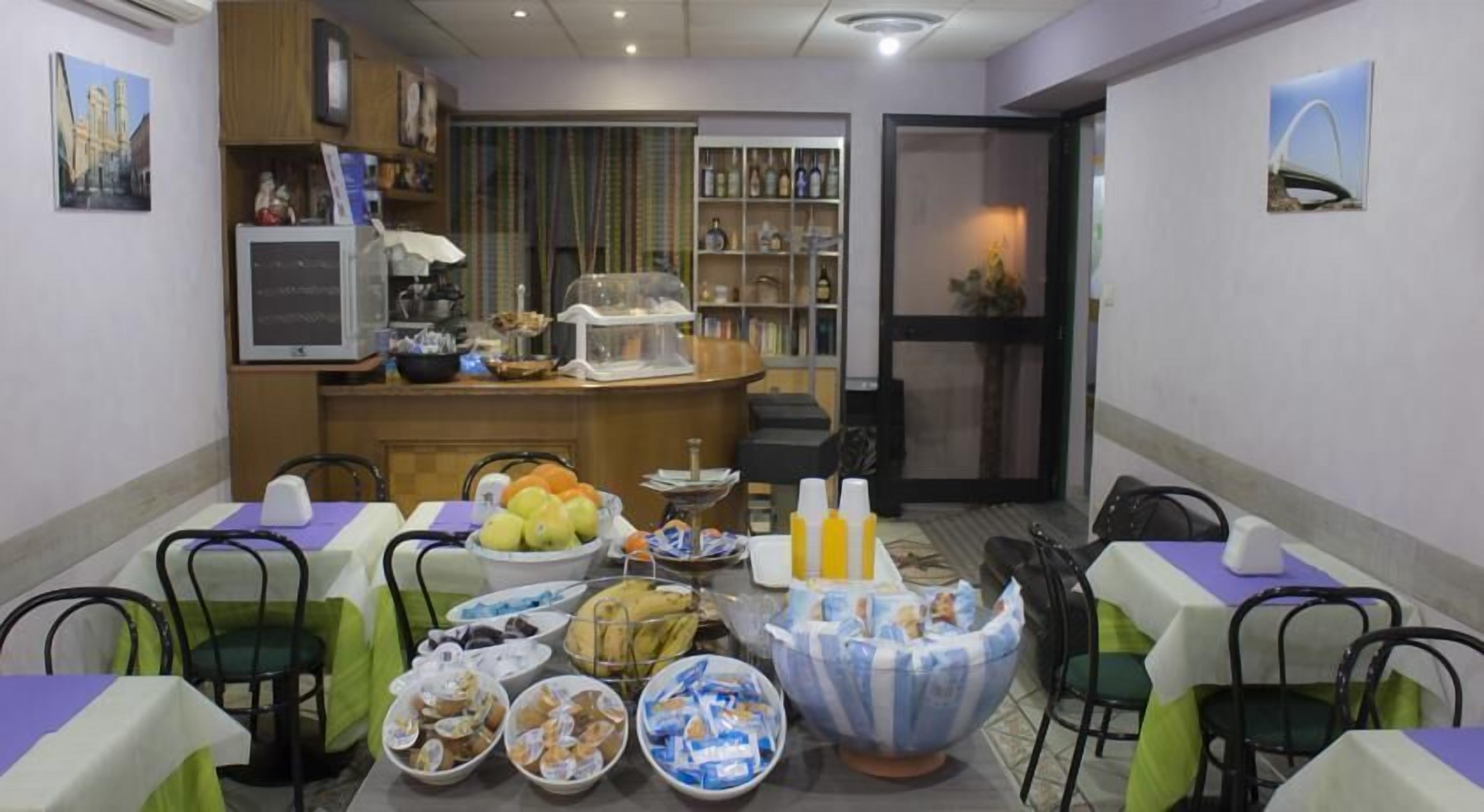 Free daily breakfast 