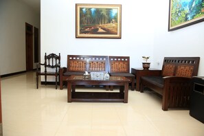Lobby sitting area - Puri Kusuma Guest House (Tabanan)