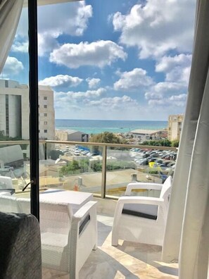 Luxury Apartment | Balcony - Beach View Apartments And Studio (Tel Aviv)