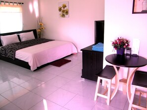 Deluxe Room, Lake View | 욕실 | 샤워 시설, 무료 세면용품, 헤어드라이어, 타월