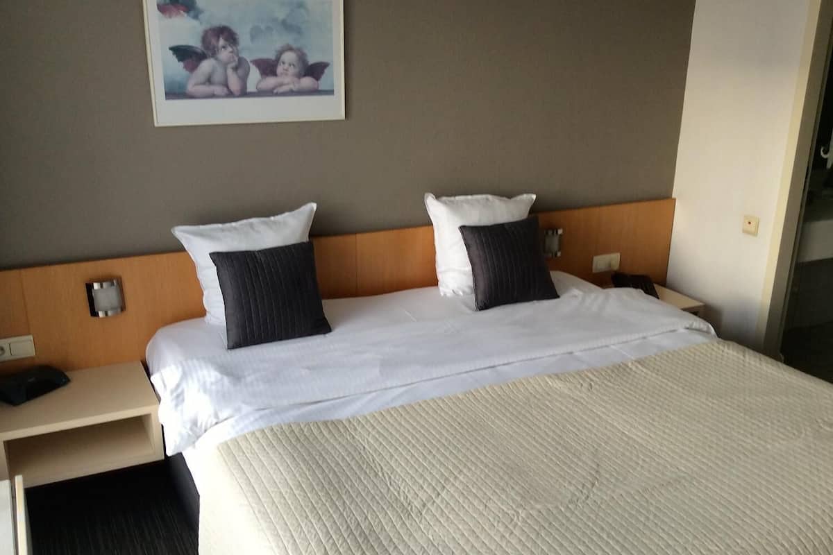 Double Room | Peti besi dalam bilik, meja, seterika/papan seterika