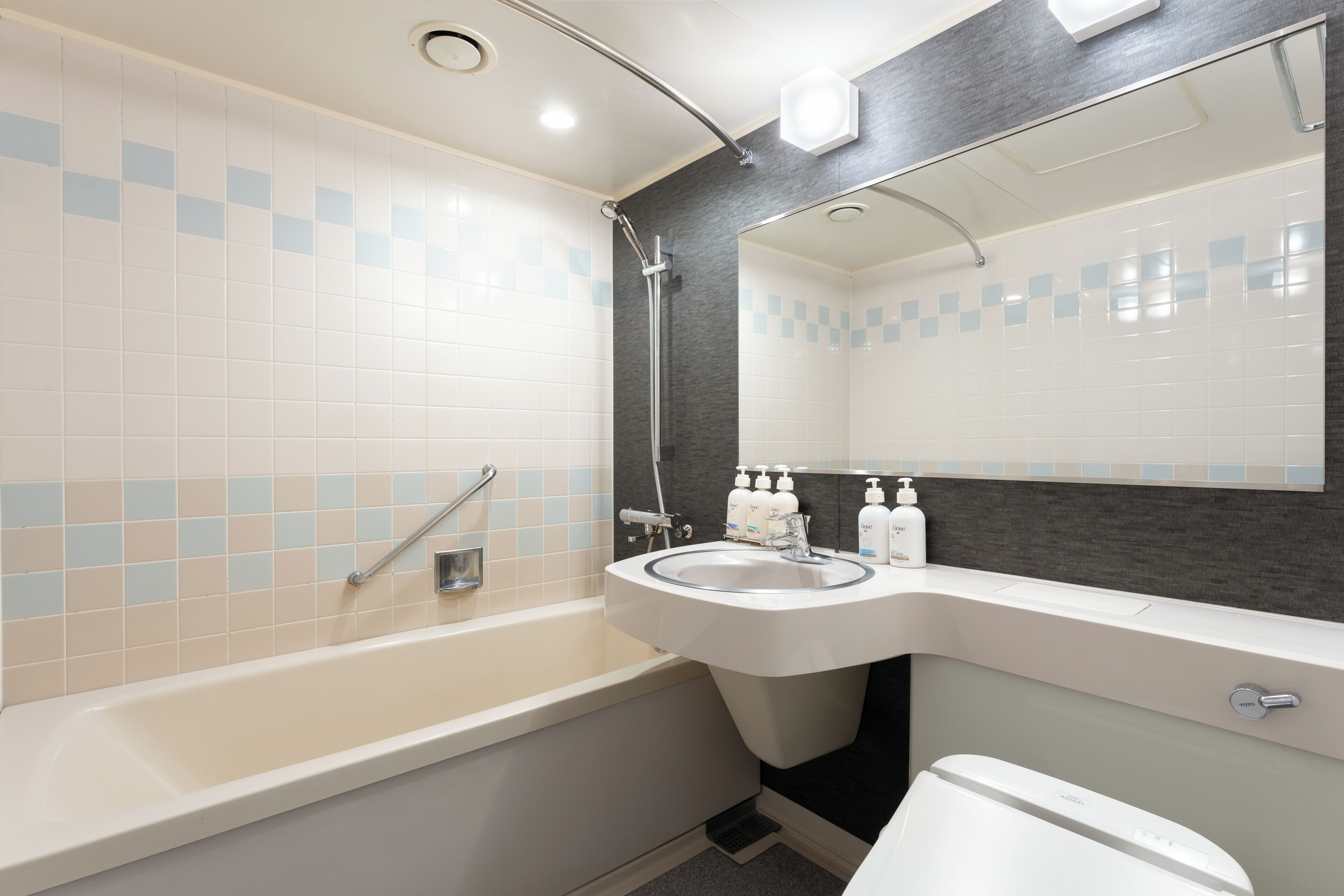 Standardzimmer, 2 Einzelbetten | Badezimmer | Dusche, kostenlose Toilettenartikel, Haartrockner, Hausschuhe