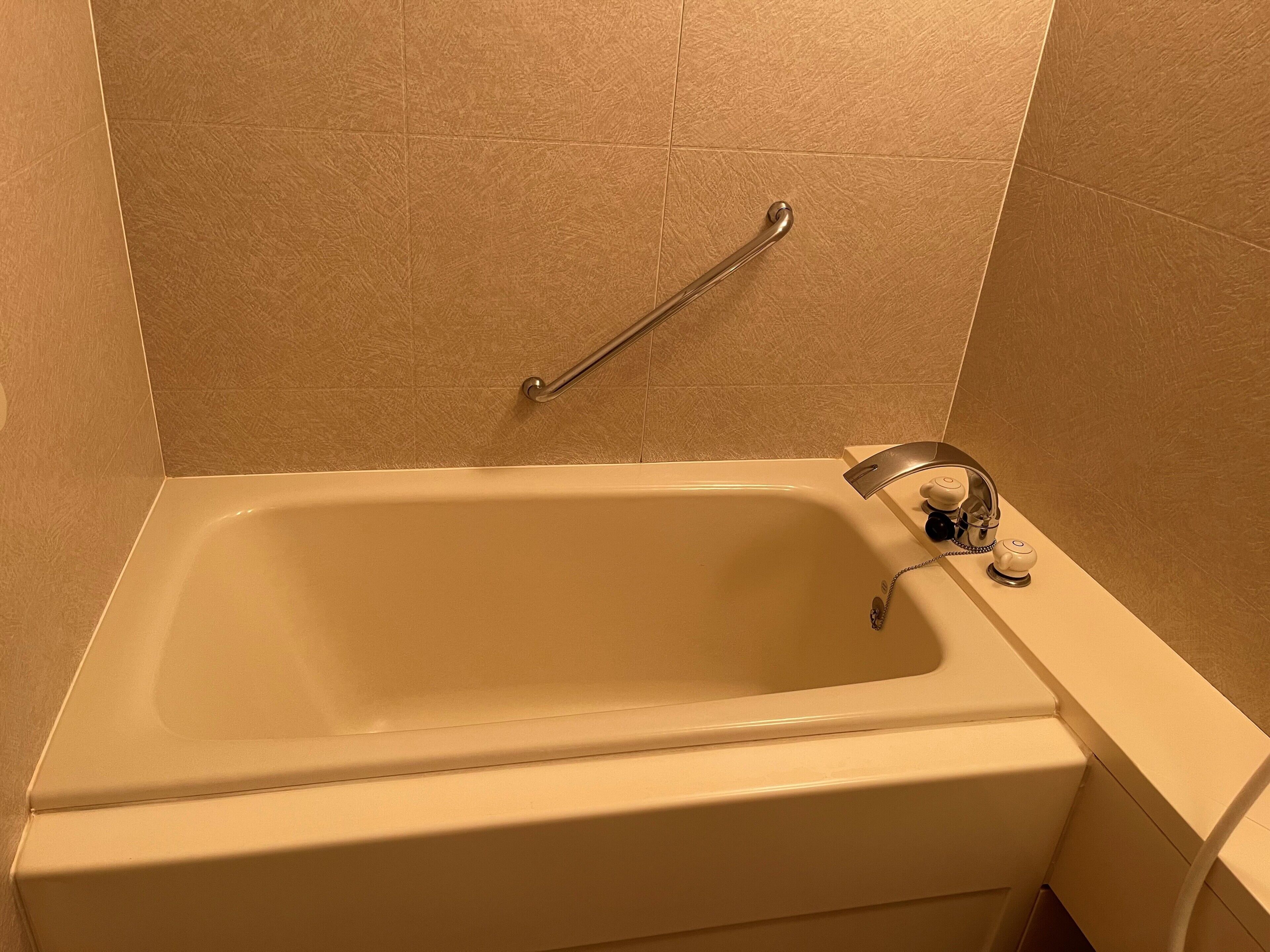 deluxe twin room, non smoking | bathroom | shower, free toiletries, hair dryer, slippers