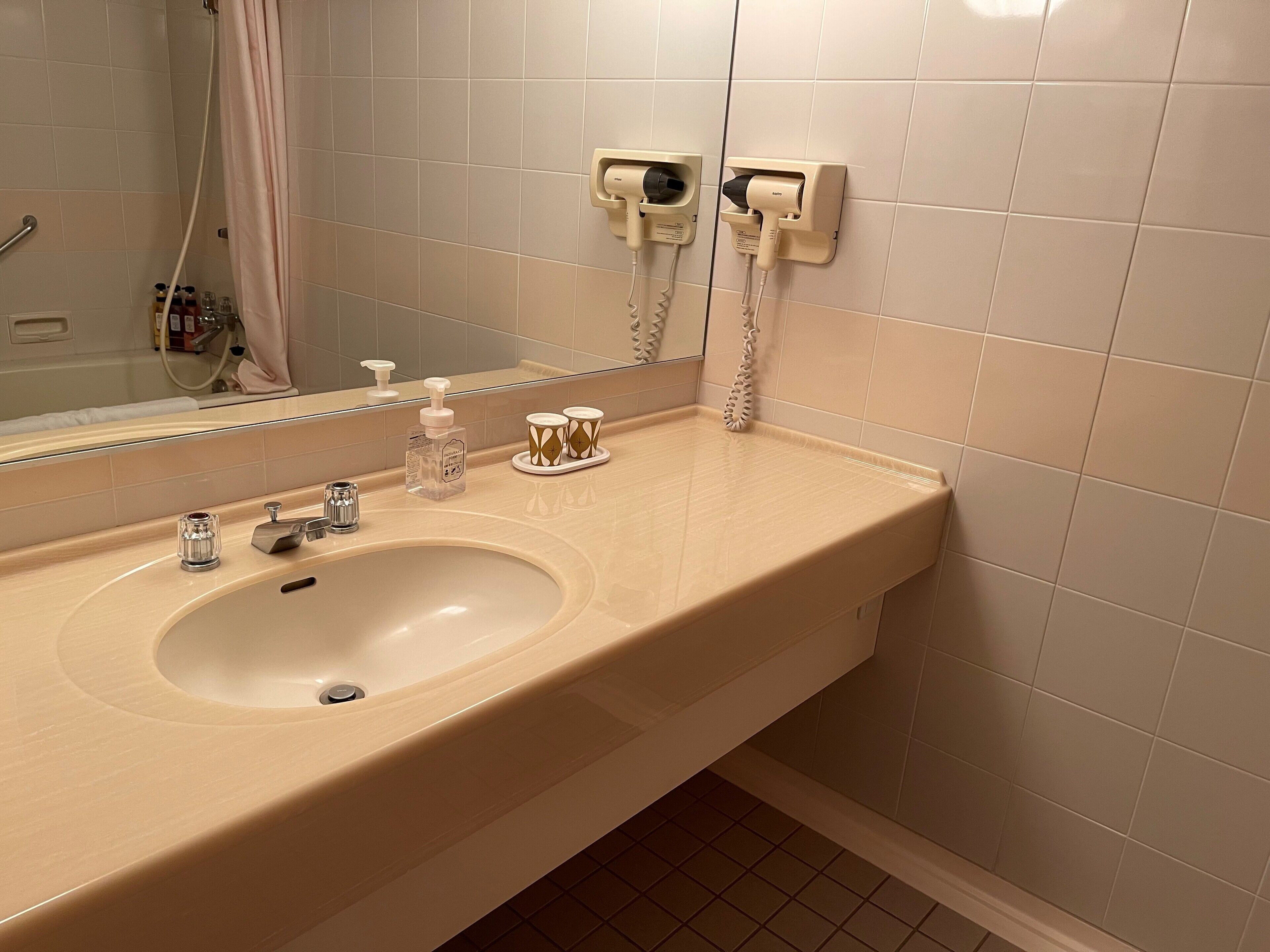 deluxe double room, non smoking | bathroom | shower, free toiletries, hair dryer, slippers