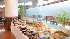 Petit déjeuner buffet servi tous les jours en supplément