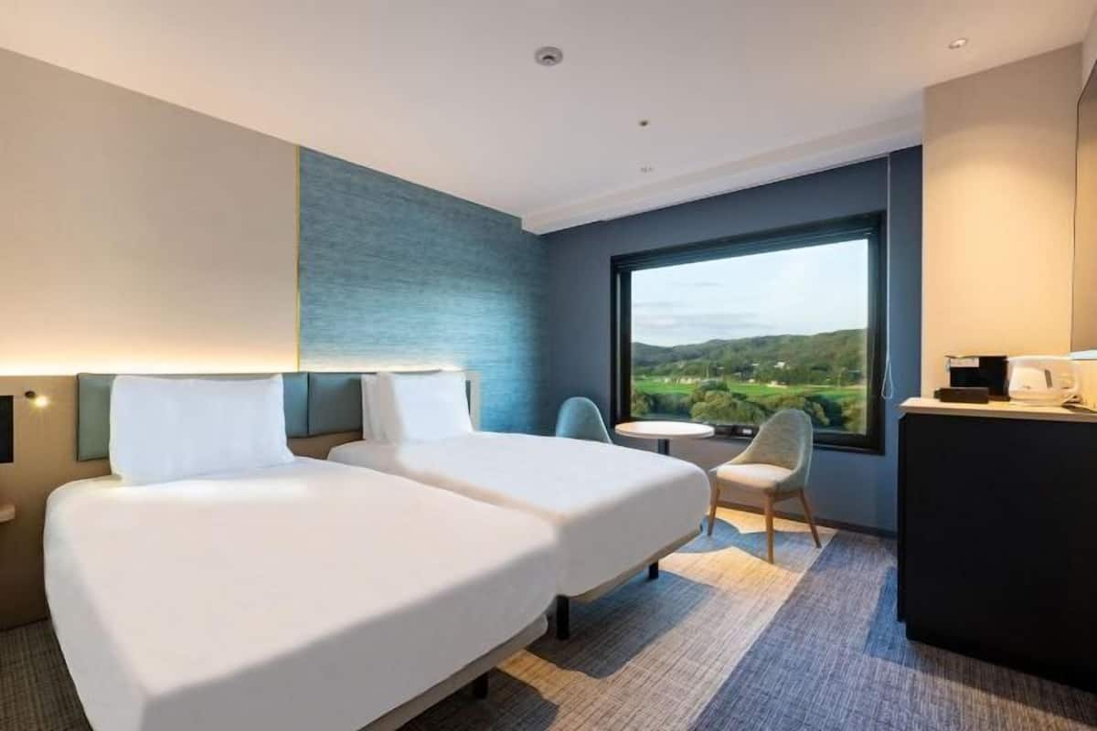 1 bedroom, blackout drapes, free WiFi, bed sheets