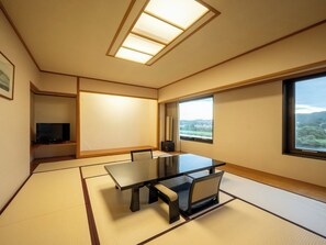 Blackout drapes, free WiFi, bed sheets - ANA Holiday Inn Iwate Kitakami by IHG (Kitakami)