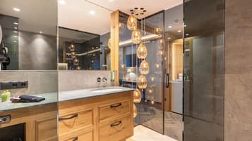 Junior-Suite | Badezimmer | Kostenlose Toilettenartikel, Haartrockner, Bademäntel, Hausschuhe