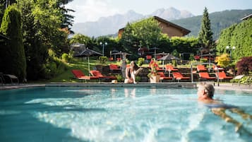 Innenpool, AuĂenpool, Sonnenschirme, LiegestĂŒhle