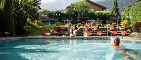 Piscine couverte, piscine extérieure, parasols de plage, chaises longues