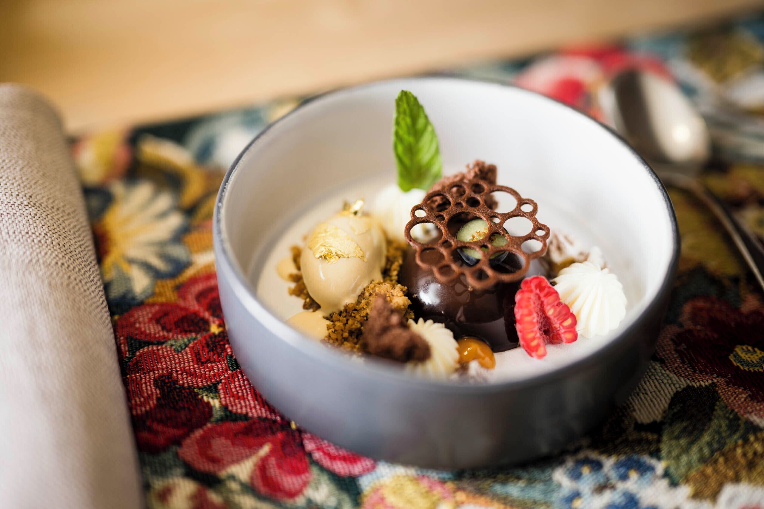 Ein Dessert in einer Schüssel mit verschiedenen Toppings.