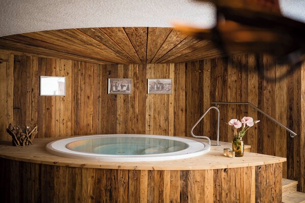 Indoor spa tub