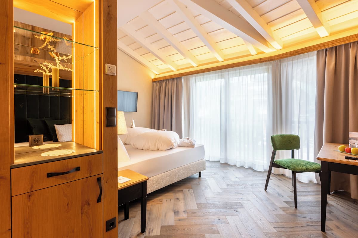 junior suite | hypo-allergenic bedding, down duvets, minibar, in-room safe