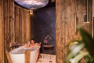 Salas de tratamiento para parejas, un sauna, baño turco