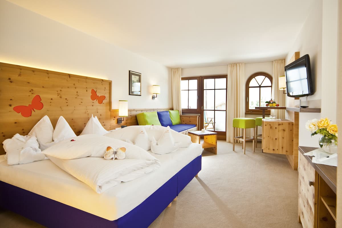 double room | hypo-allergenic bedding, down duvets, minibar, in-room safe