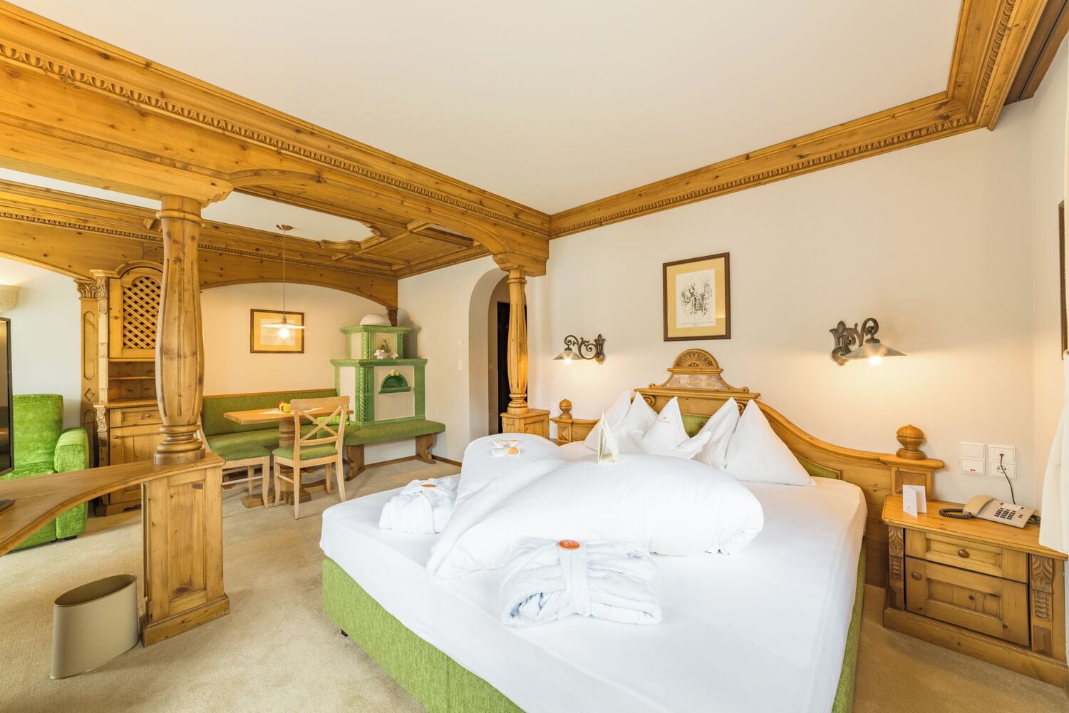 Suite junior | Ropa de cama hipoalergénica, edredones de plumas, minibar y caja fuerte