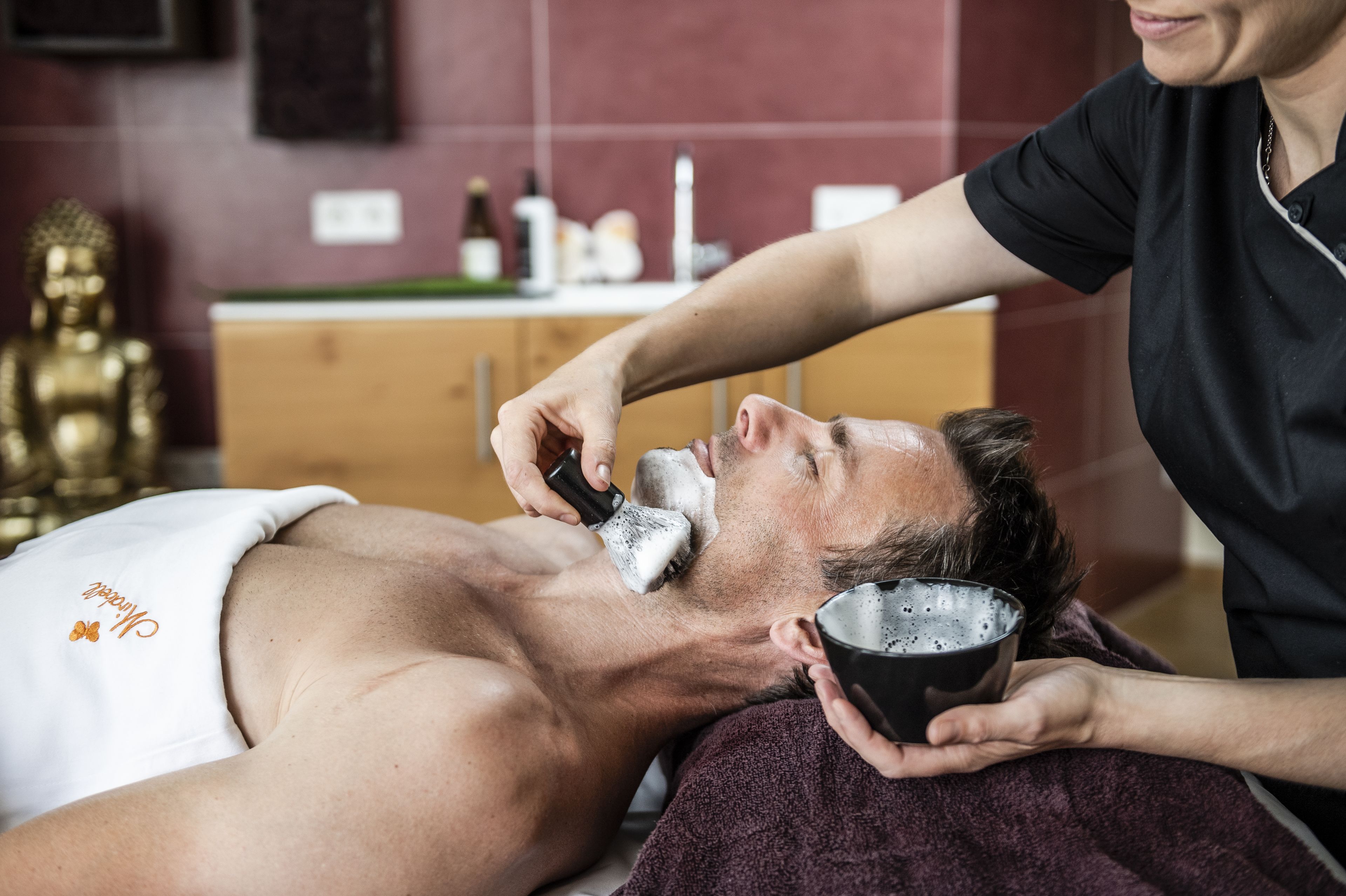 Una persona recibiendo un tratamiento facial en un spa.