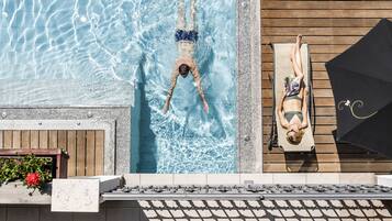 Sisäuima-allas, ulkouima-allas, aurinkovarjoja, aurinkotuoleja