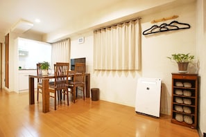 Family Room | Premium bedding, desk, soundproofing, free WiFi